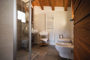 Chalet (Mia) | Kylpyhuone | Hiustenkuivaaja, pyyhkeet