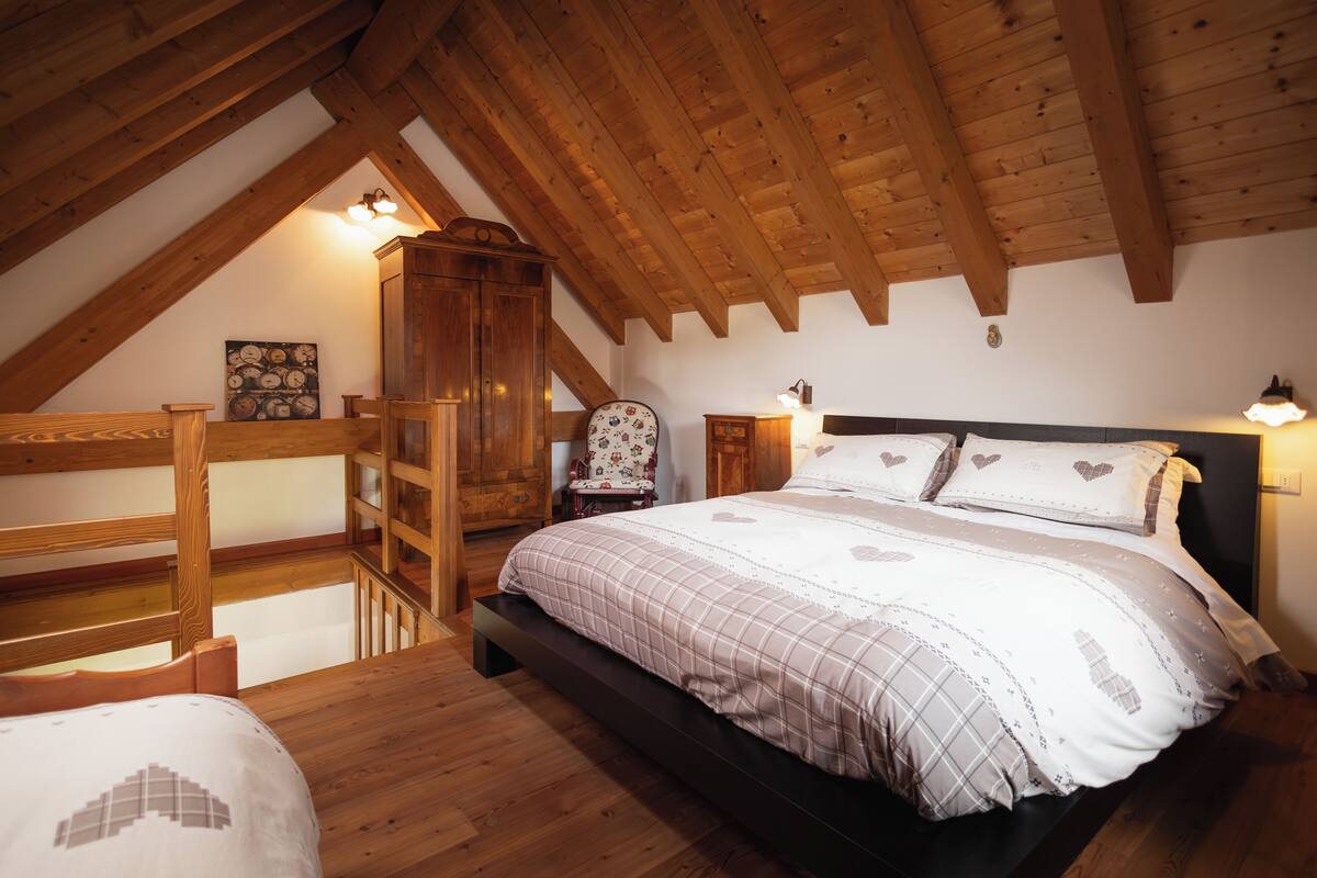 Chalet (Mia) | Private kitchen | Fridge, stovetop, cookware/dishes/utensils