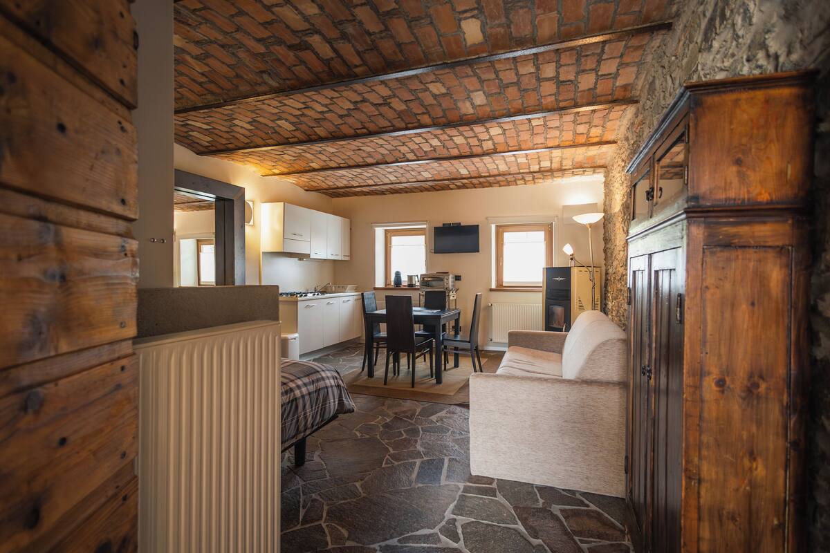 Studio (Di Piazza- Loc. Tualis) | Blackout drapes, rollaway beds (surcharge), bed sheets