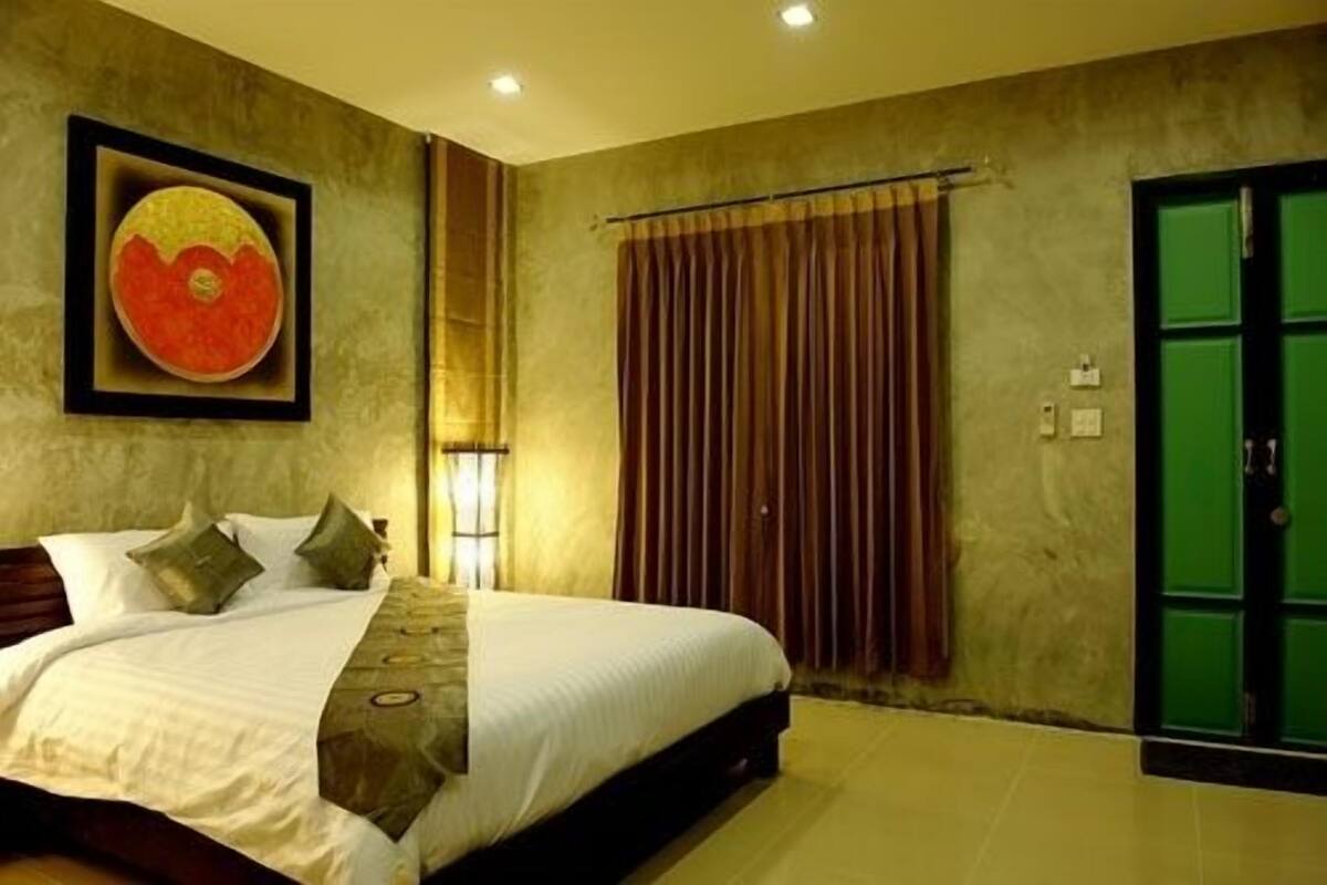 premium bedding, blackout curtains, free wifi