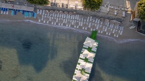 On the beach, sun loungers, beach umbrellas - Dragut Point North Hotel (Bodrum)