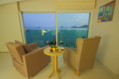 Suite, 1 Bedroom | Minibar, in-room safe, soundproofing, free WiFi. Dragut Point North Hotel