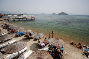 On the beach, sun loungers, beach umbrellas - Dragut Point North Hotel (Bodrum)