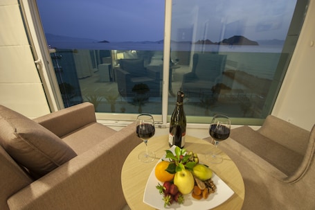 Suite, 1 Bedroom | Minibar, in-room safe, soundproofing, free WiFi. Dragut Point North Hotel