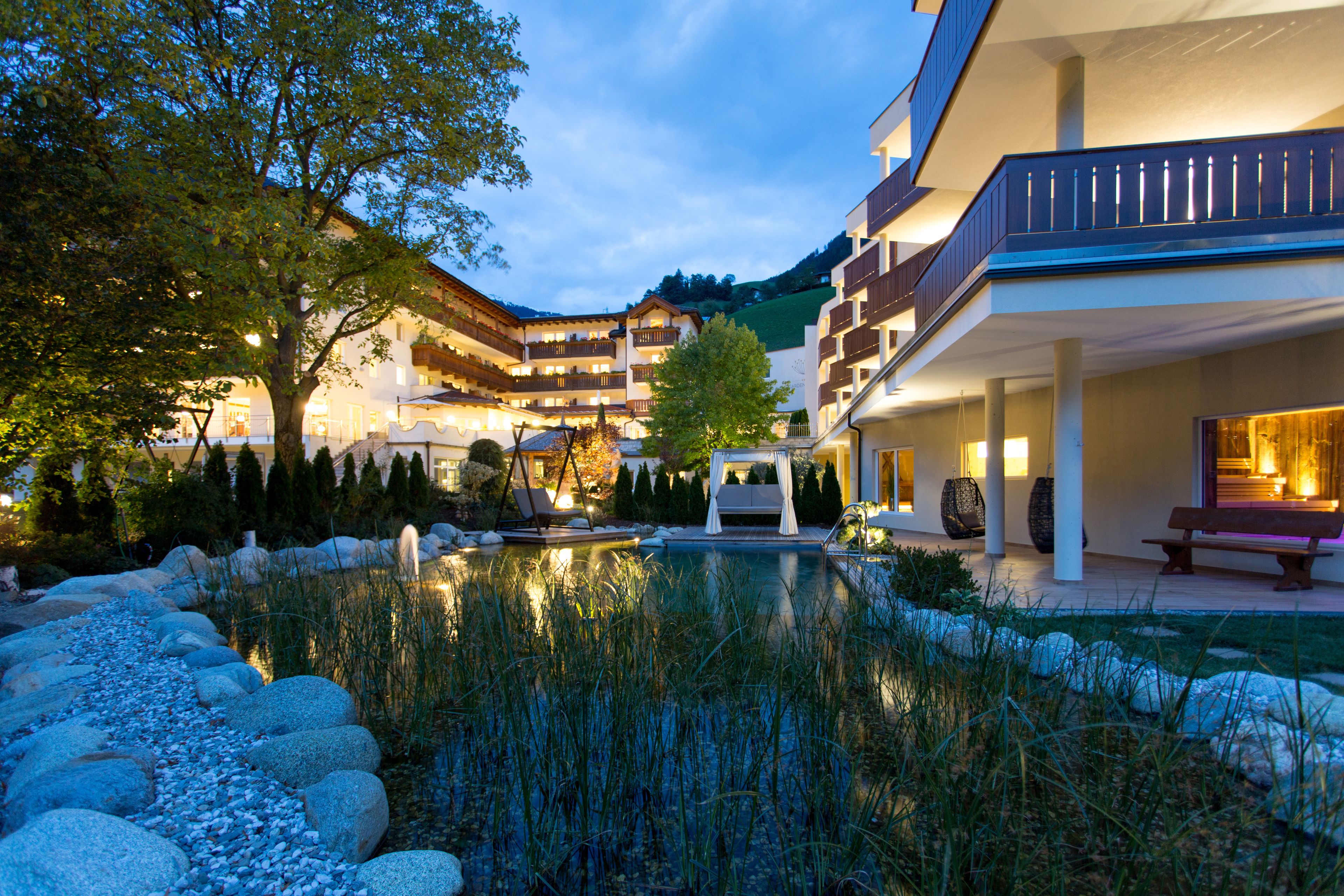 واجهة المنشأة - في المساء/الليل