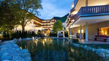 Fassade der Unterkunft – Abend/Nacht