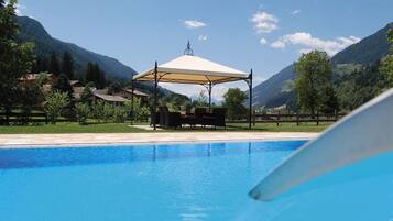 Innenpool, Außenpool (je nach Saison geöffnet)