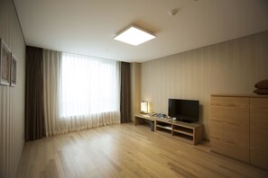 传统客房, 多张床, 无烟房 (2 Japanese futons) | 客房内保险箱、特色家居、办公桌、遮光窗帘