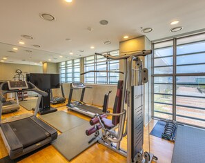 A modern gym with treadmills, elliptical machines, and weightlifting equipment. - Best Western Gunsan Hotel (Gunsan)