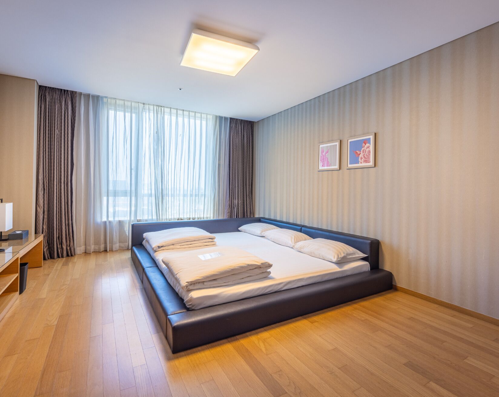 客房内保险箱、特色家居、办公桌、遮光窗帘