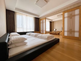 Caja de seguridad en la habitación, muebles diferentes y escritorio 