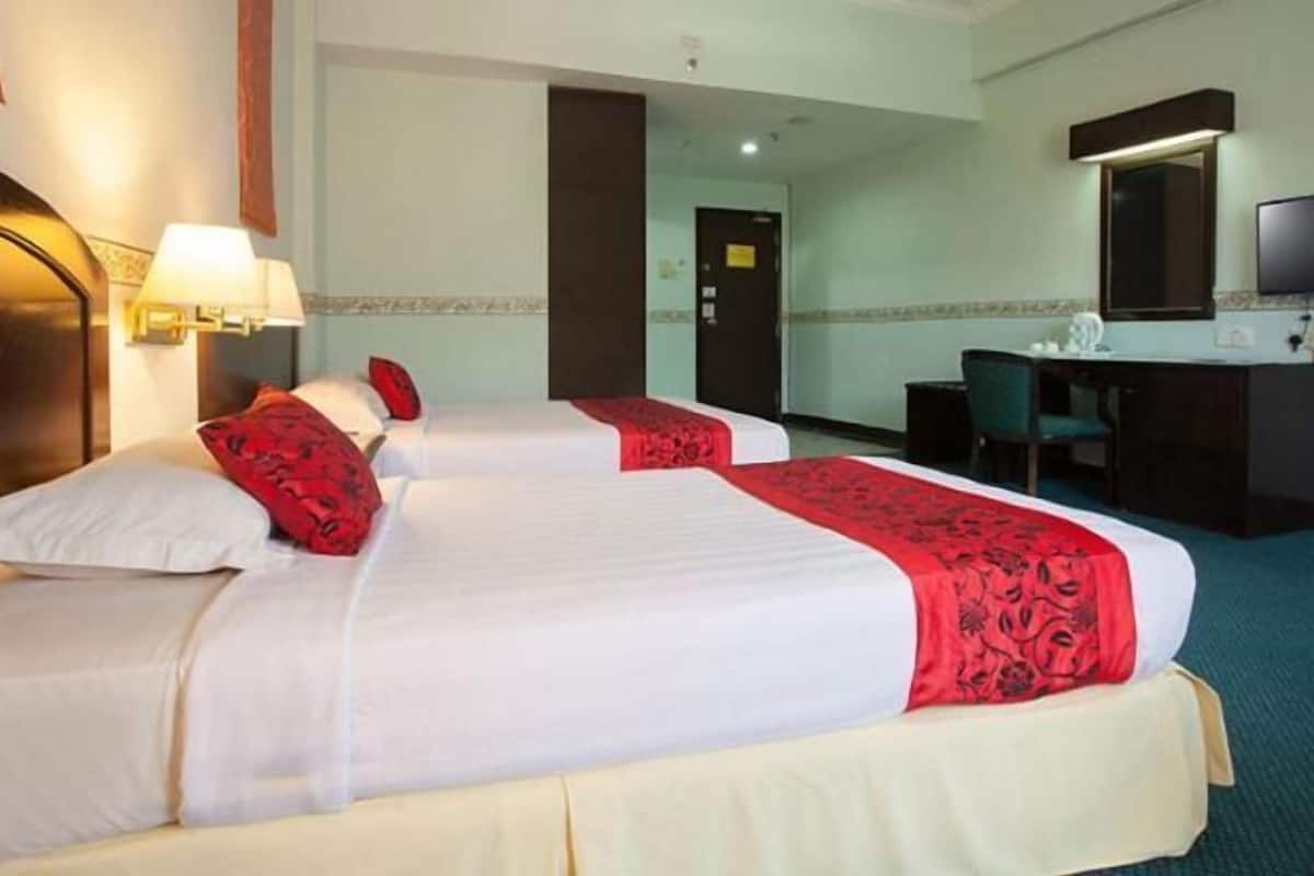 Minibar, in-room safe, bed sheets