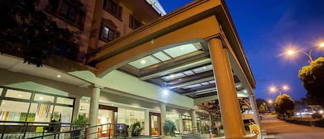 Bagian depan properti - sore/malam