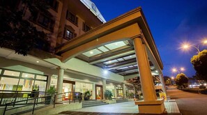 Depan hartanah - siang/malam