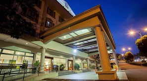 Depan hartanah - siang/malam