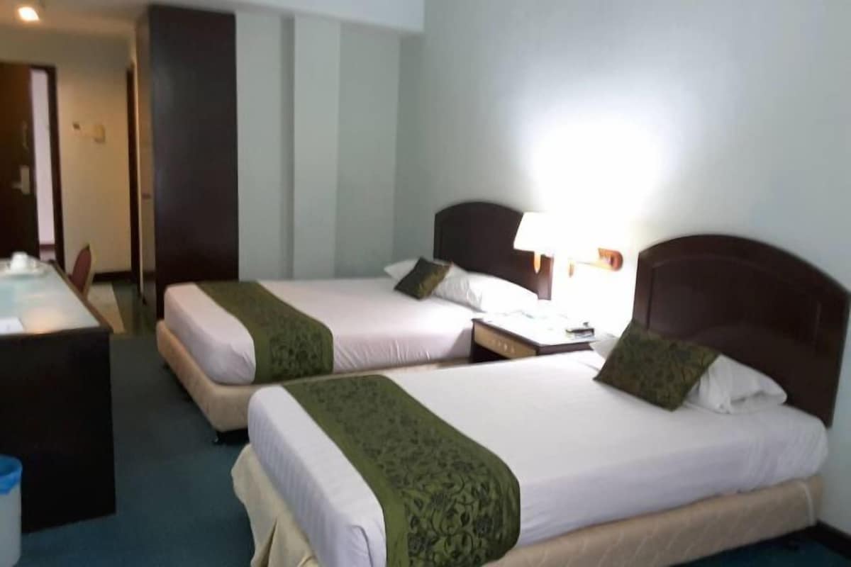 Minibar, in-room safe, bed sheets