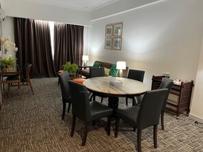 Minibar, coffre-fort, literie fournie