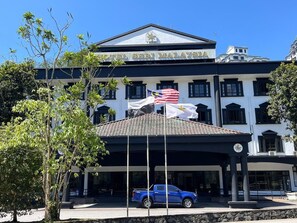 Un bâtiment sur lequel on peut lire l’inscription « TEL SERI MALAYSIA », avec un camion bleu garé devant.