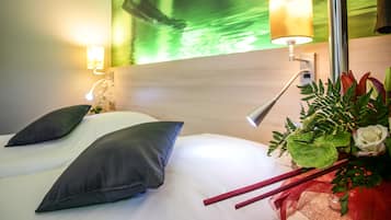 Rideaux occultants, fer et planche à repasser, lits bébé (gratuits)