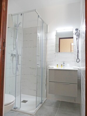 Single Room | Bathroom | Shower, free toiletries, hair dryer, towels - Hôtel Le Lido (Lucciana)