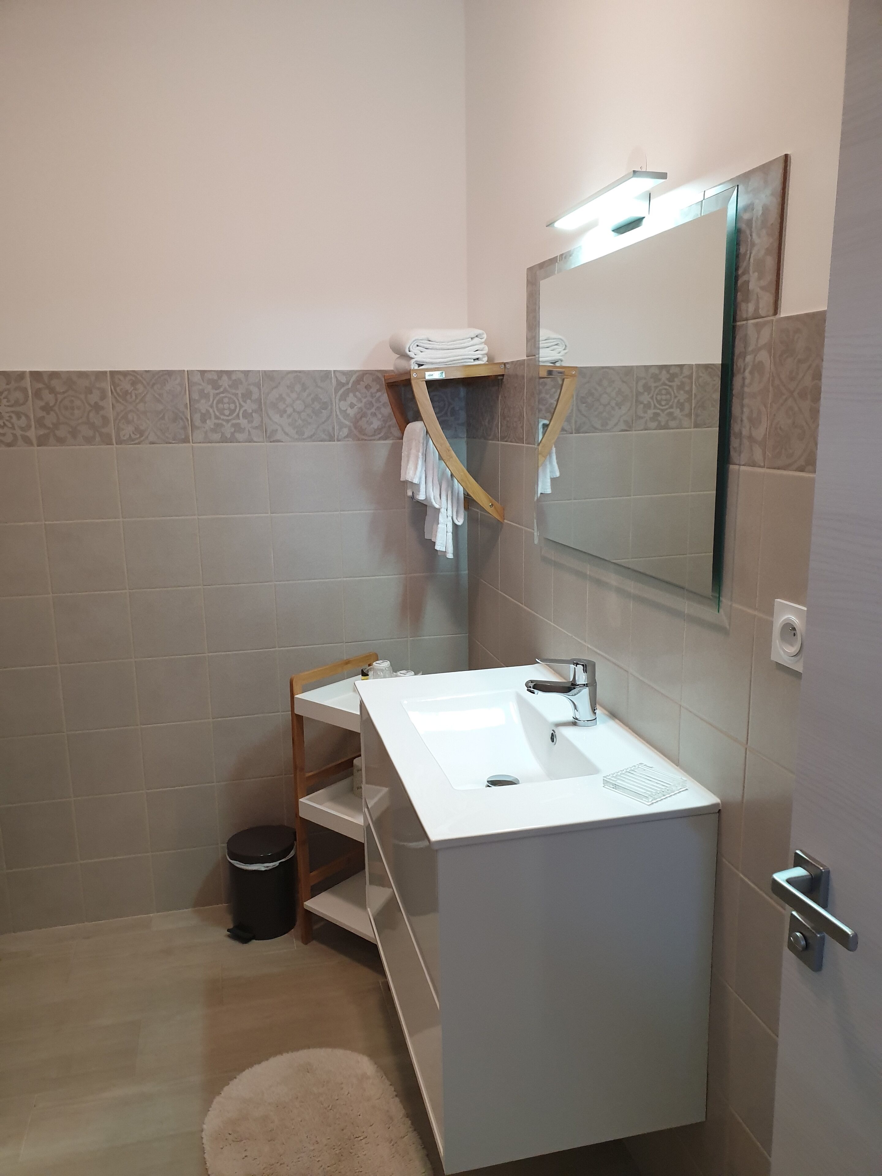 deluxe apartment, terrace | bathroom | shower, free toiletries, hair dryer, towels