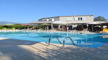 Piscine extérieure, parasols de plage, chaises longues