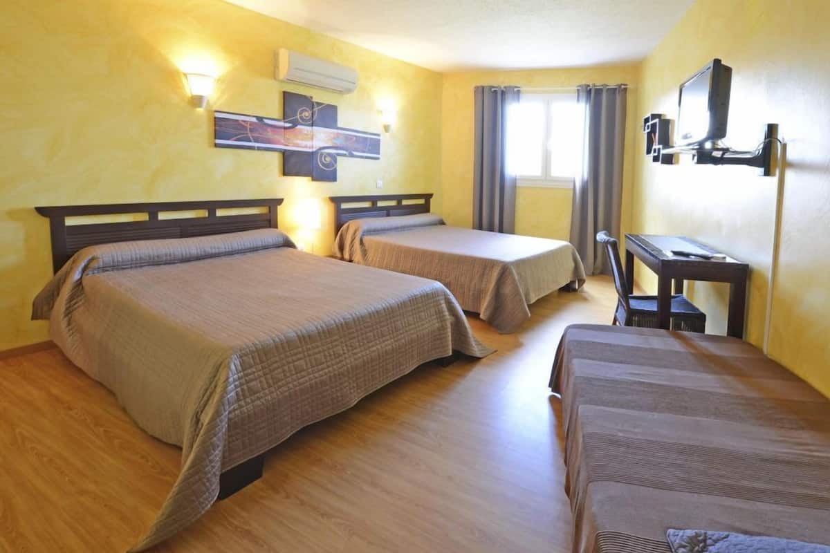 premium bedding, tempur-pedic beds, free wifi, bed sheets