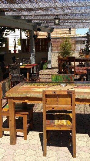 供應早餐和午餐，披薩