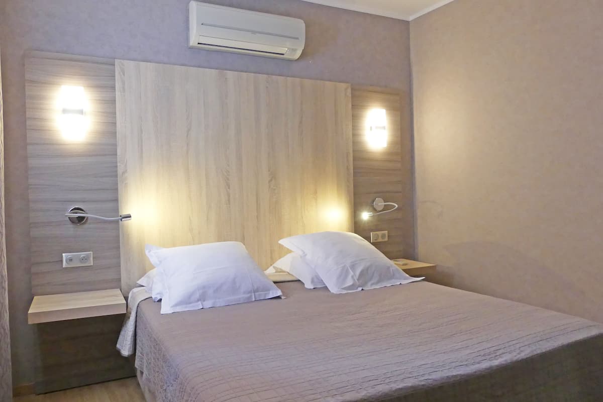 premium bedding, tempur-pedic beds, free wifi, bed sheets