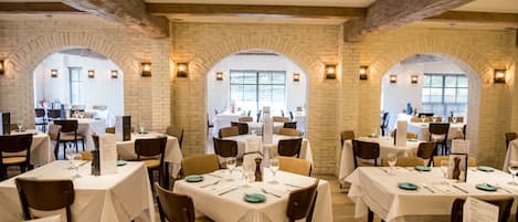 2 restaurants, breakfast, lunch, dinner served; Italian cuisine