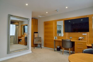 行政客房 | 高档床上用品、特色装修、特色家居、办公桌