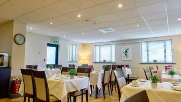 Desayuno completo diario (GBP 15.00 por persona)