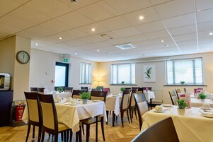 Desayuno completo diario (GBP 15.00 por persona)