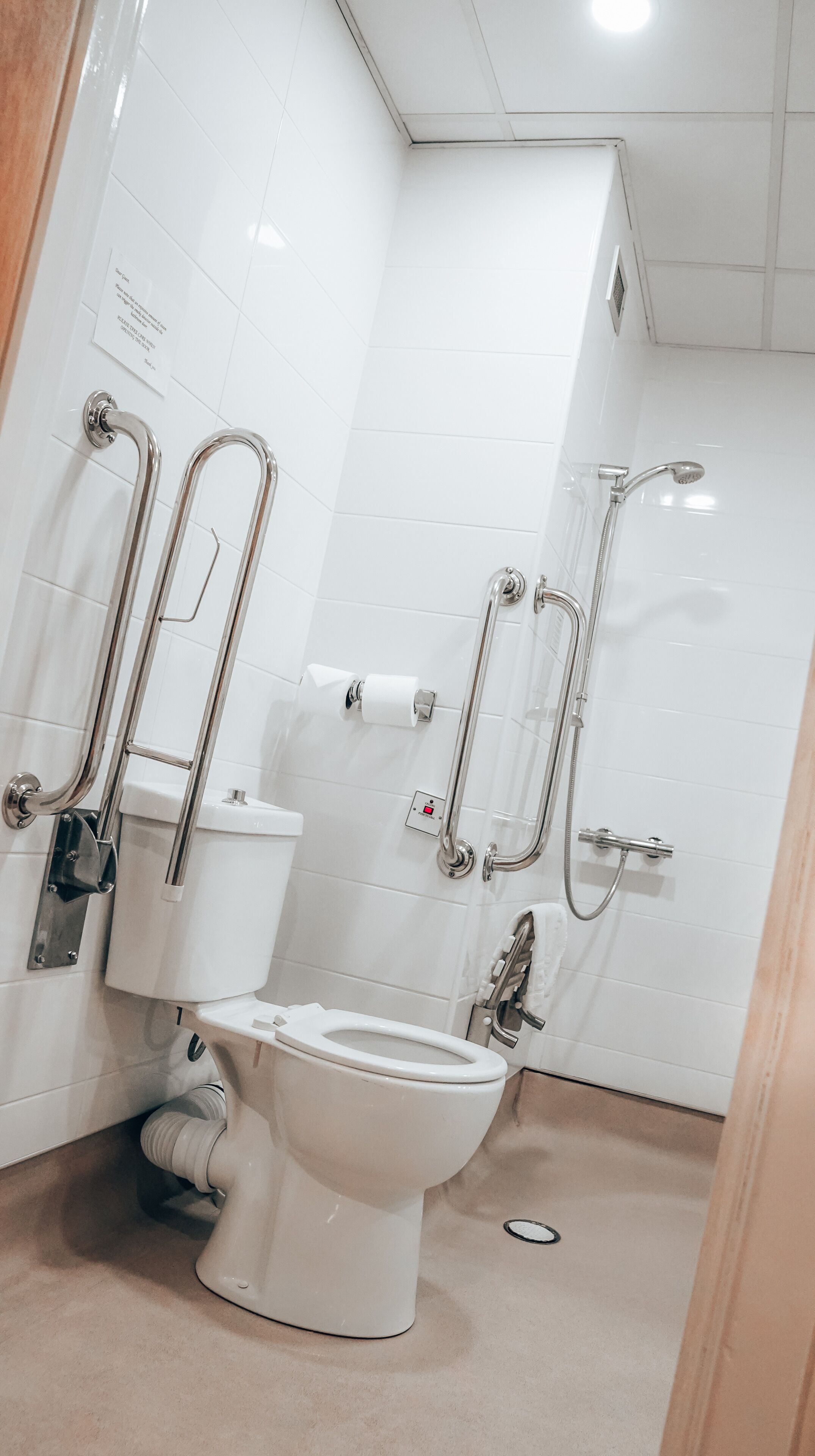 accessible double room | bathroom | combined shower/bathtub, free toiletries, hair dryer, towels