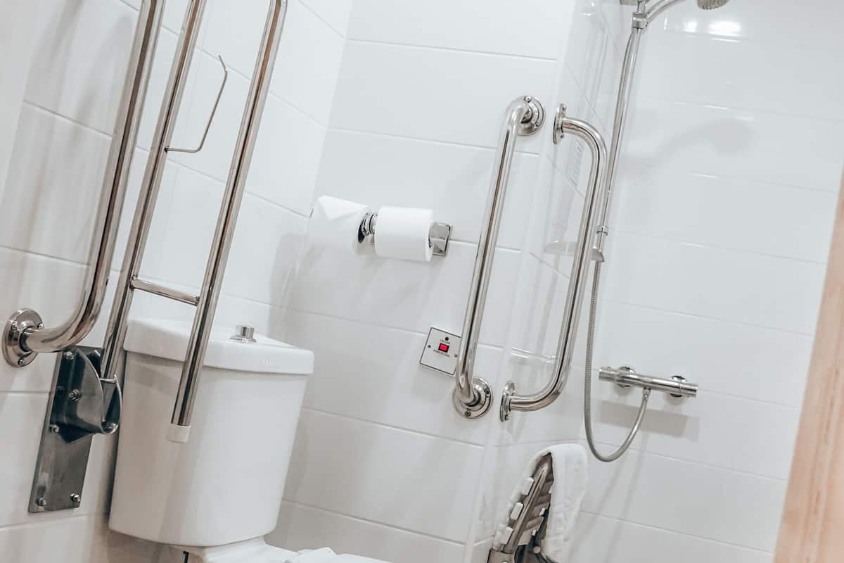 accessible double room | bathroom | combined shower/bathtub, free toiletries, hair dryer, towels