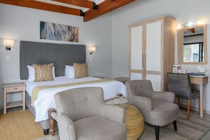 Studio Villa with Patio | Free cribs/infant beds, free WiFi, bed sheets