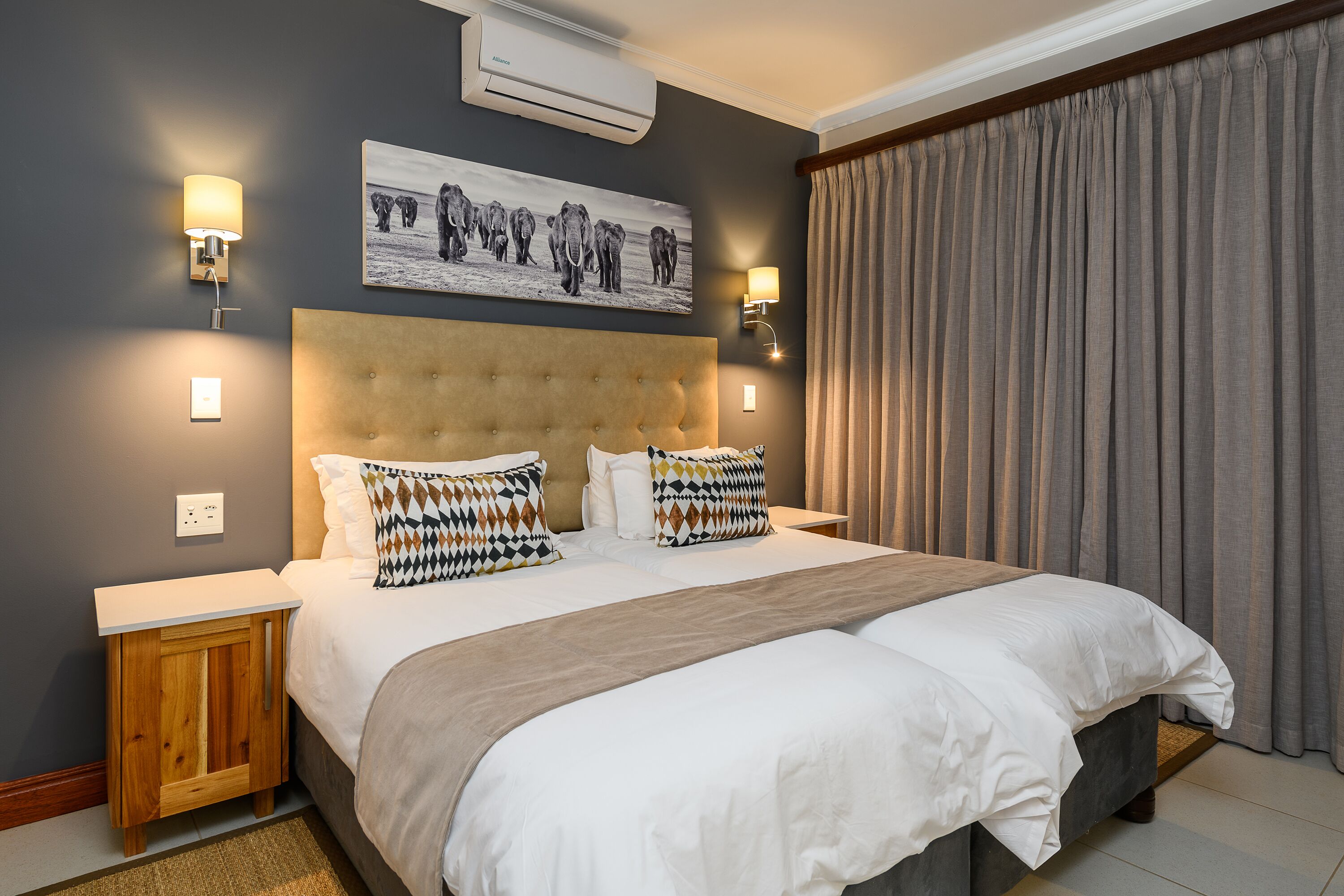 three bedroom luxury chalet | free cots/infant beds, free wifi, bed sheets