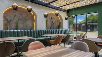 Petit déjeuner, déjeuner et dßner servis sur place