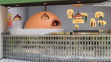 Serveert ontbijt, lunch en diner