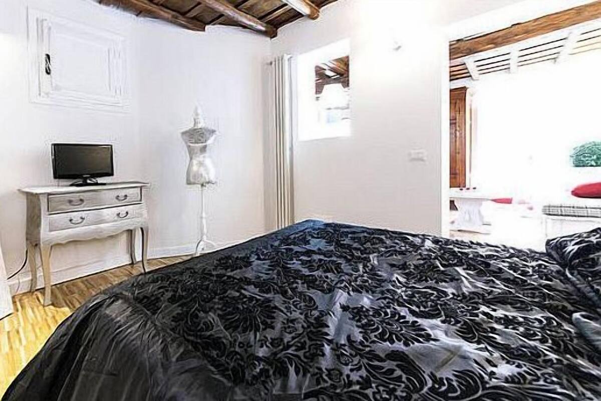 Estudi, edifici annex (4) | Minibar, caixa forta a l'habitació i escriptori
