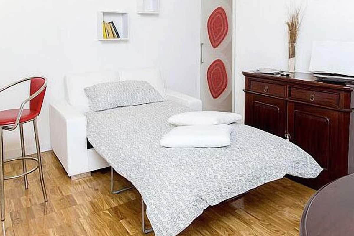 Estudi, edifici annex (150) | Minibar, caixa forta a l'habitació i escriptori
