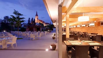 2 restaurants, Regional cuisine