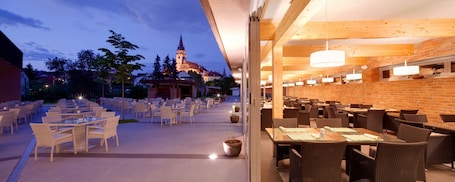 2 restaurantes; se sirve cocina regional