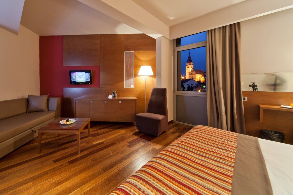 Minibar, in-room safe, desk, free WiFi