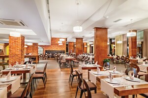 2 restaurantes, cocina regional