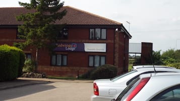 Edificio de Redwings Lodge con fachada de ladrillo y un cartel que indica que es un 'Dunstable Hocklifte'.
