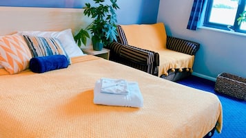 Family Room | Desk, free WiFi