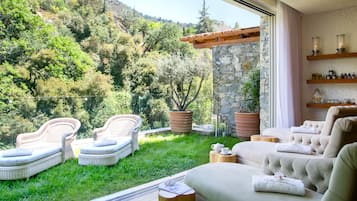 Couples treatment room(s), sauna, hot tub, steam room