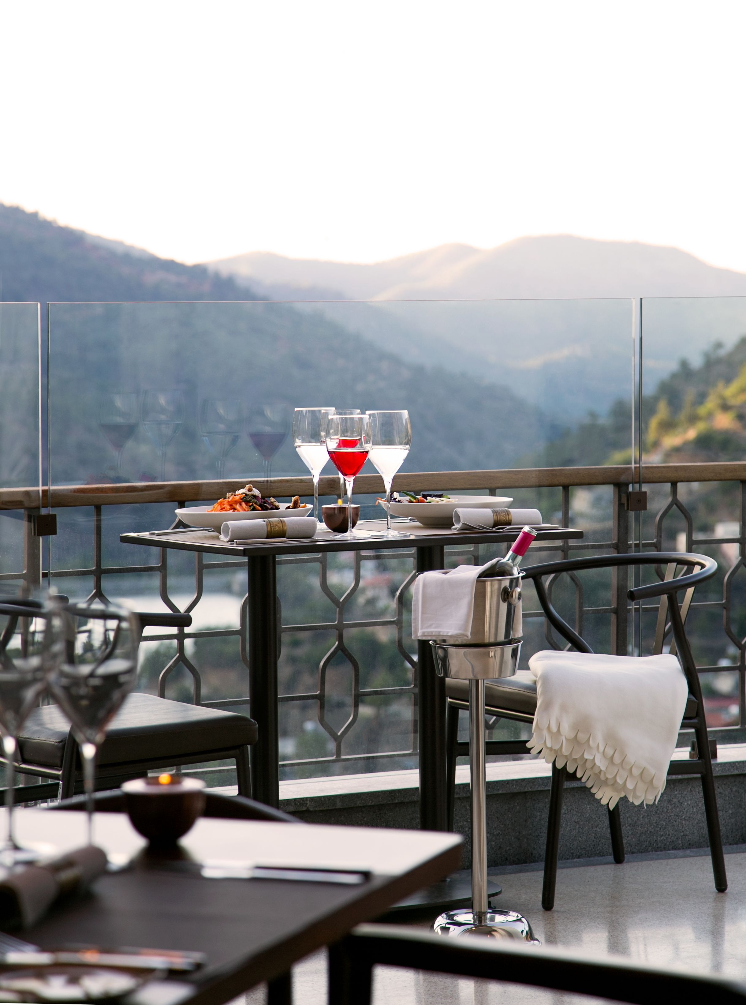 2 restaurants; lunch and dinner served 