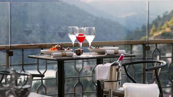 2 restaurants; lunch and dinner served